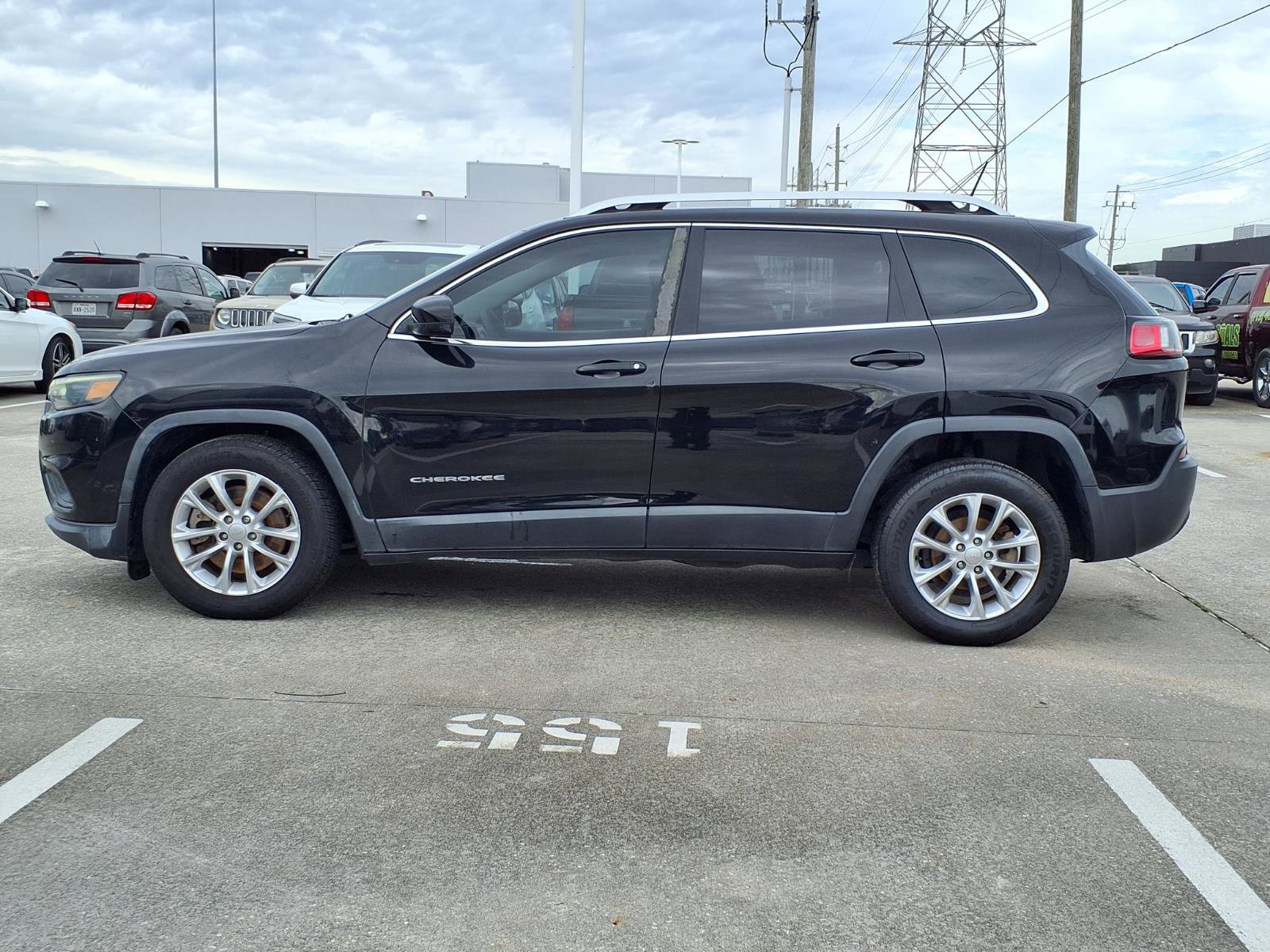 Used 2019 Jeep Cherokee Latitude w/ Popular Appearance Group FWD image 22