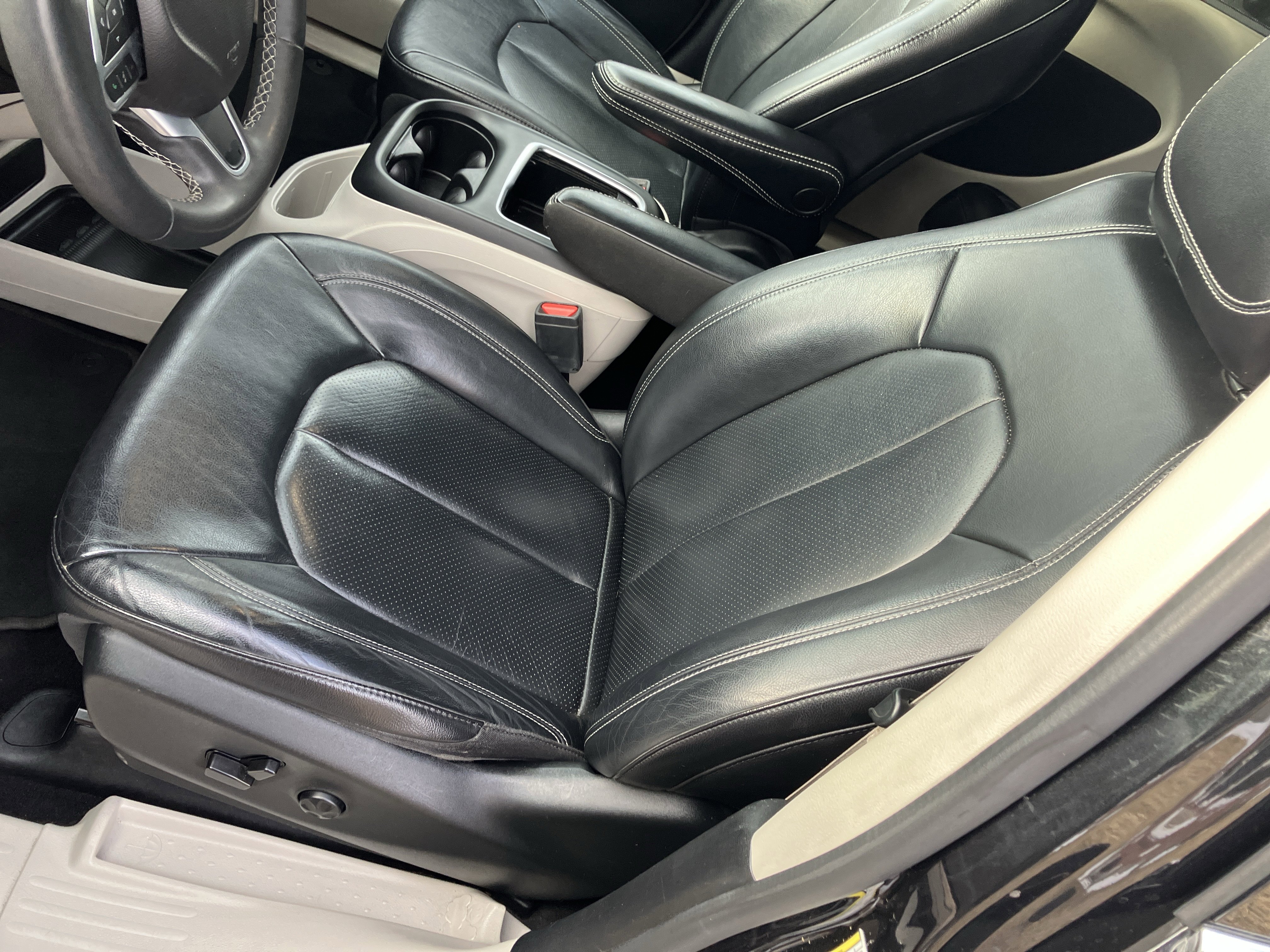 Used 2022 Chrysler Pacifica Touring-L image 9