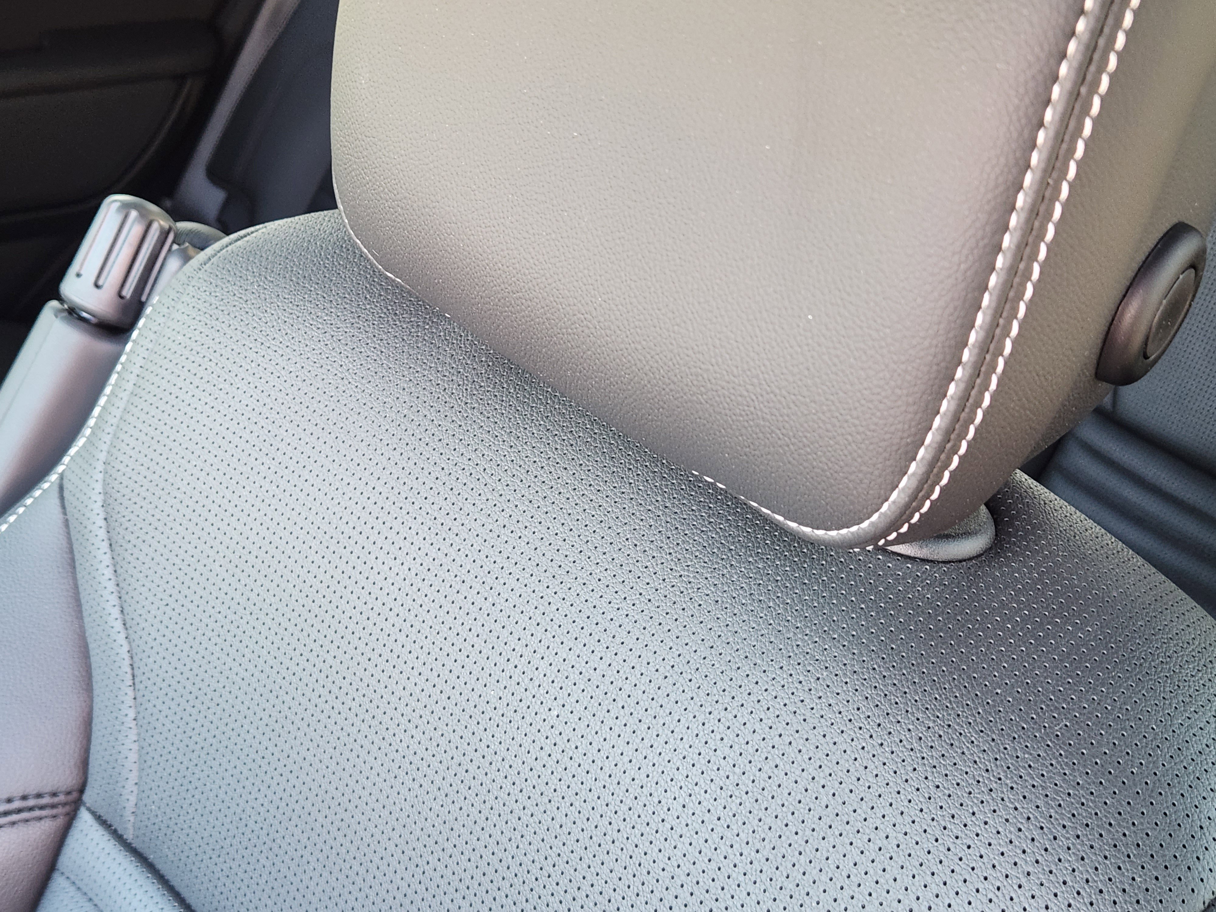 Certified 2024 Land Rover Discovery Dynamic SE image 17