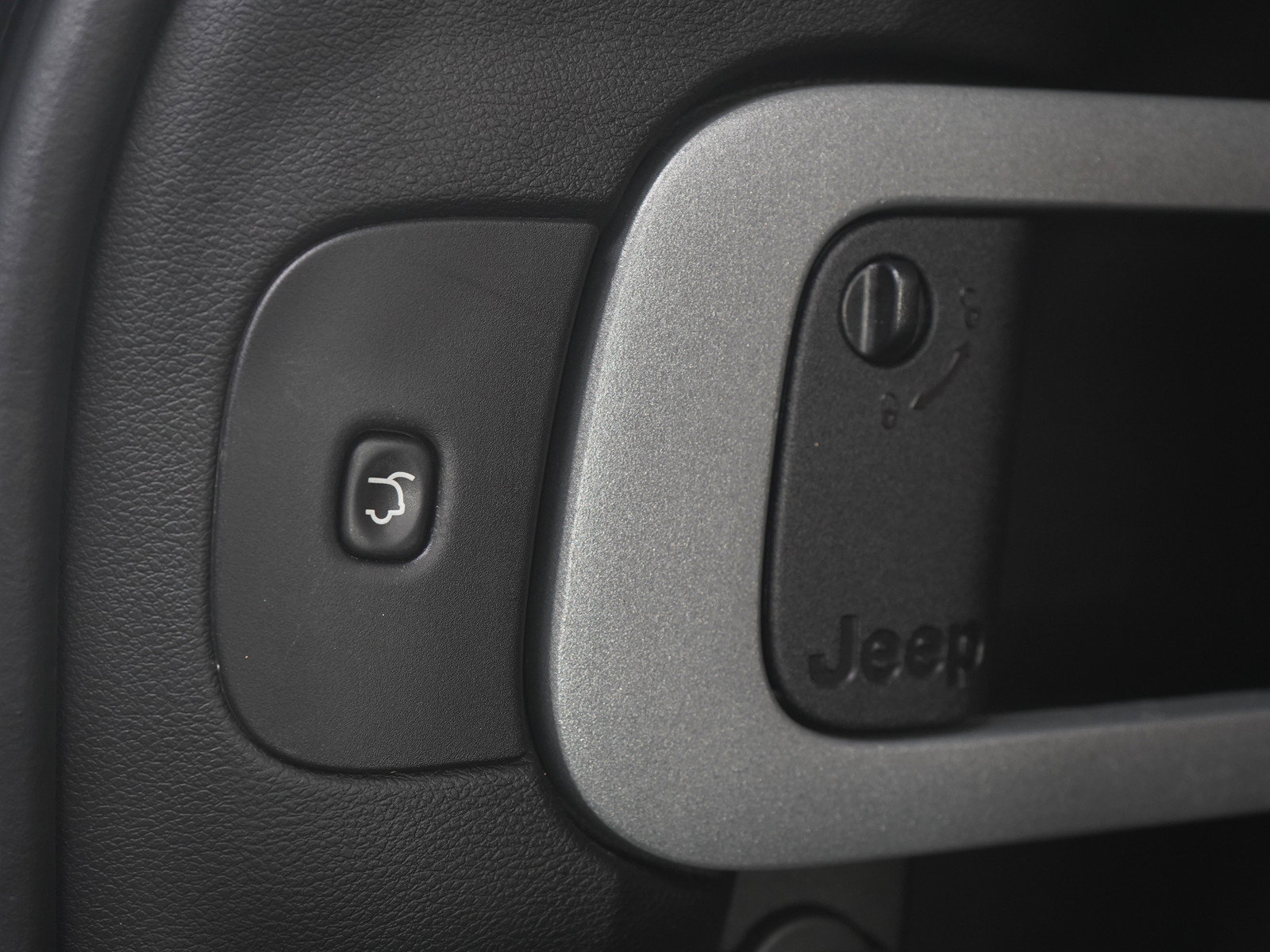 Used 2015 Jeep Cherokee Limited w/ Luxury Group AWD/4WD image 11