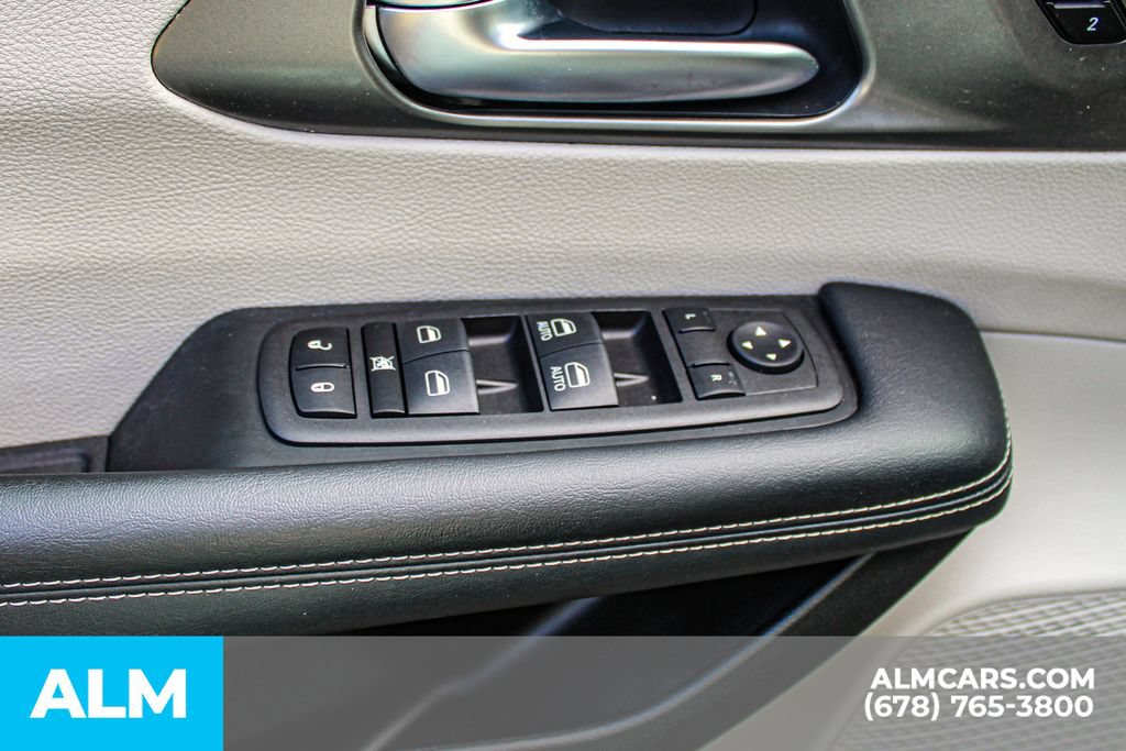 Used 2023 Chrysler Pacifica Touring-L FWD image 38