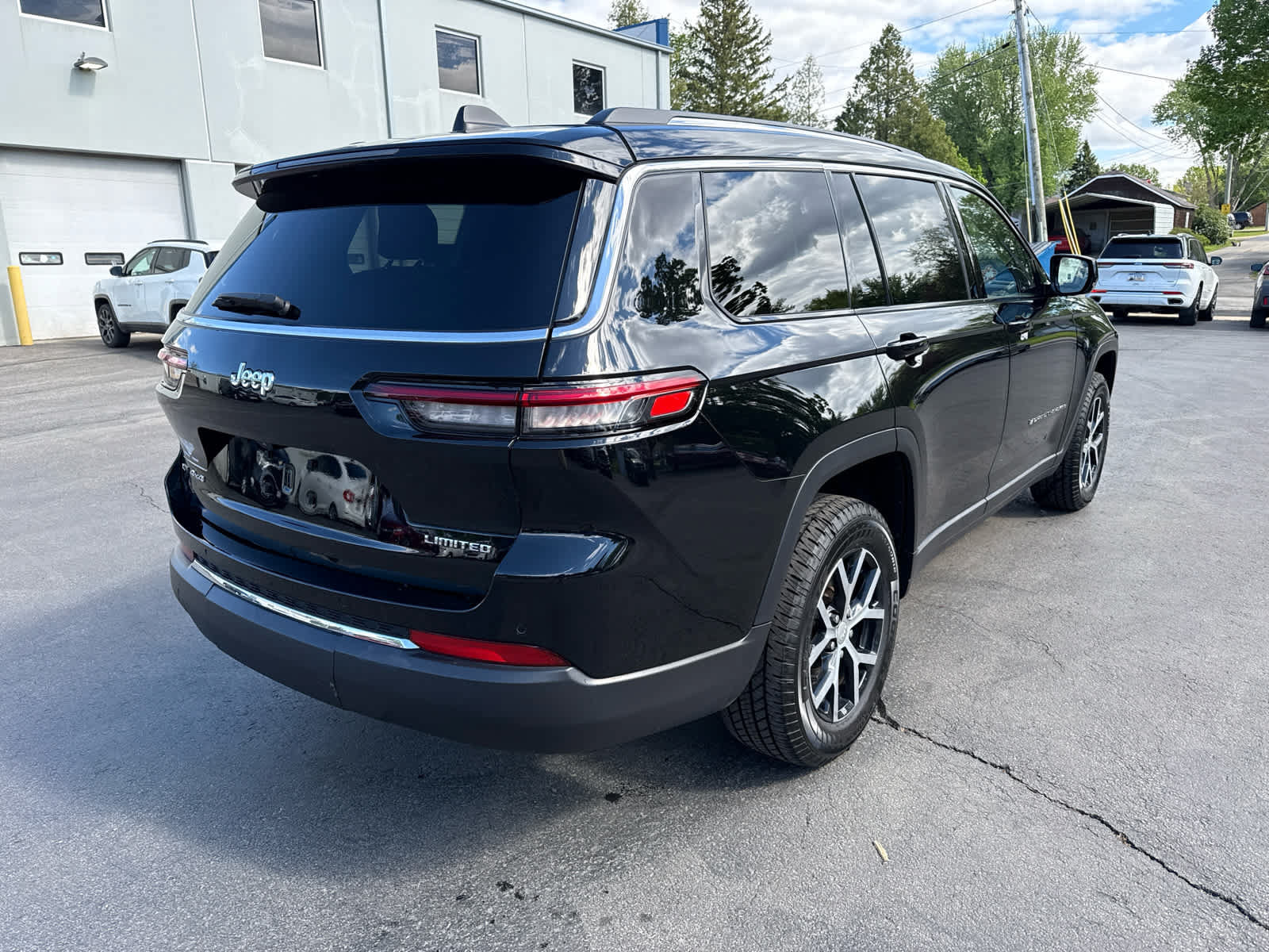 Used 2023 Jeep Grand Cherokee L Limited AWD/4WD image 3