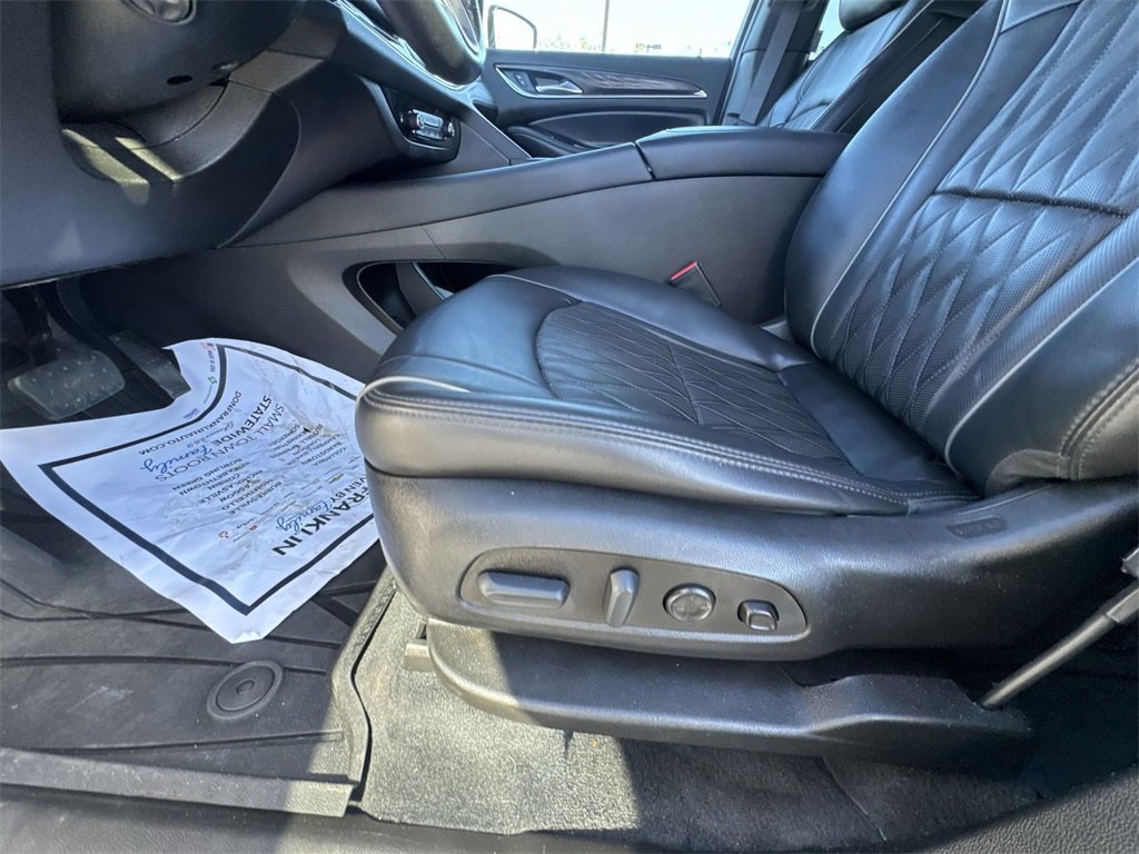 Used 2022 Buick Enclave Avenir image 12