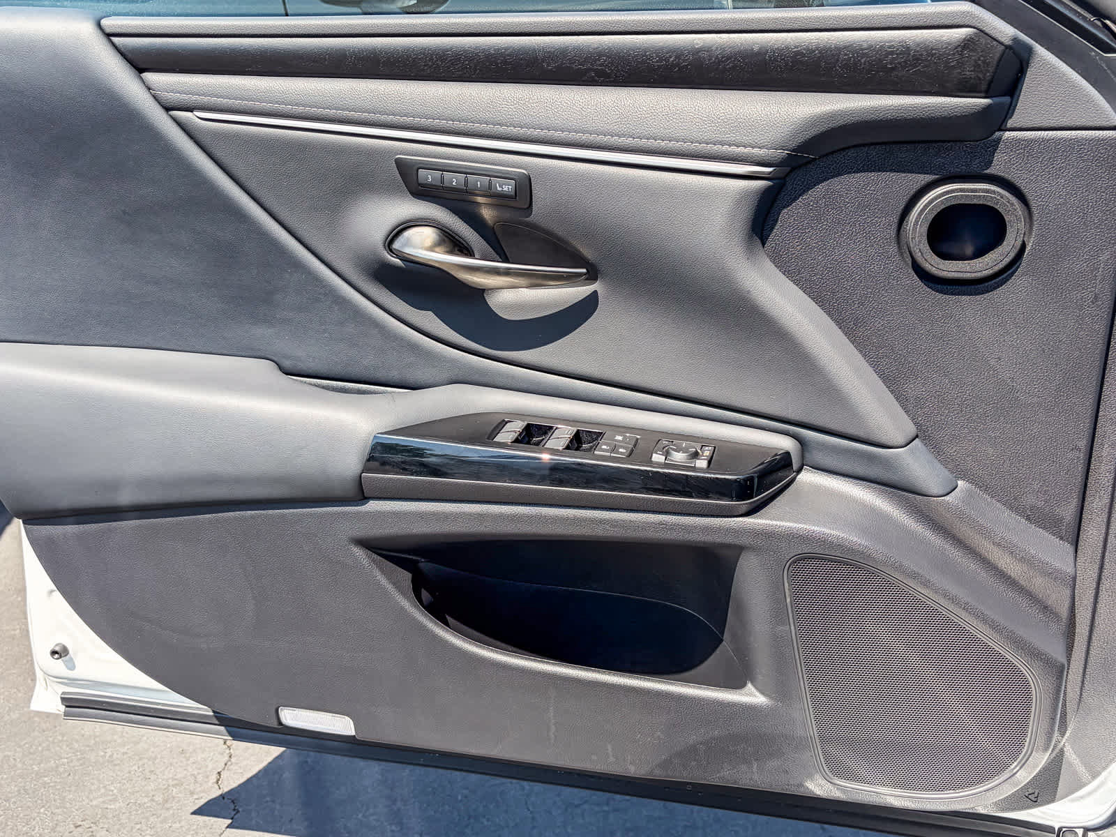 Used 2025 Lexus ES 300h w/ Premium Package FWD image 19