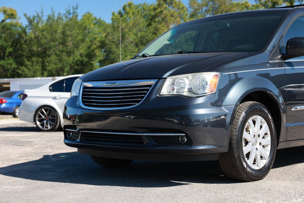 Used 2014 Chrysler Town & Country Touring FWD image 28