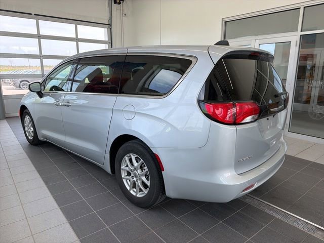 Used 2023 Chrysler Voyager LX FWD image 3