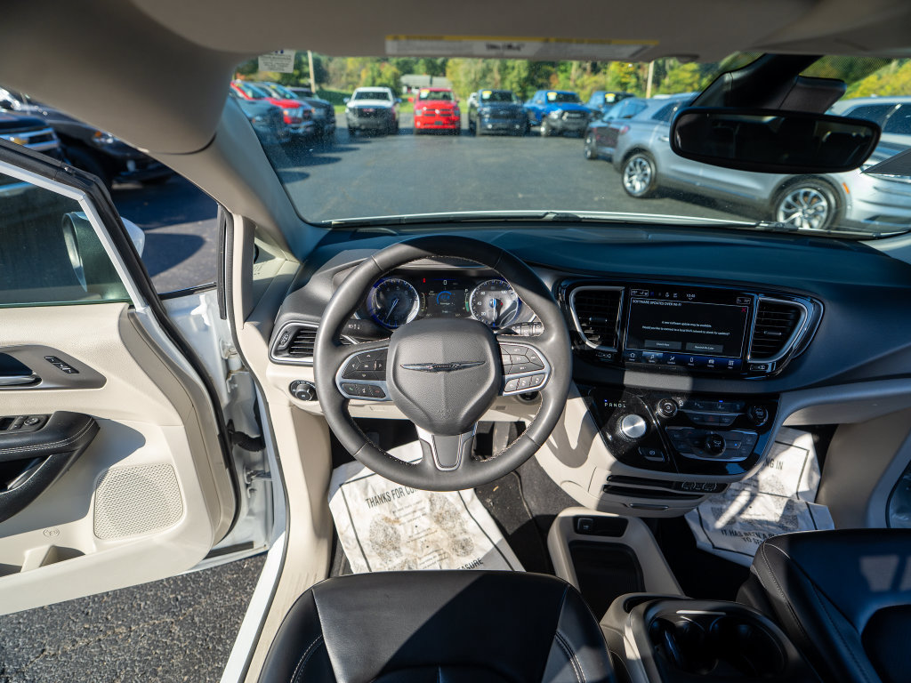 Used 2023 Chrysler Pacifica Touring-L FWD image 21