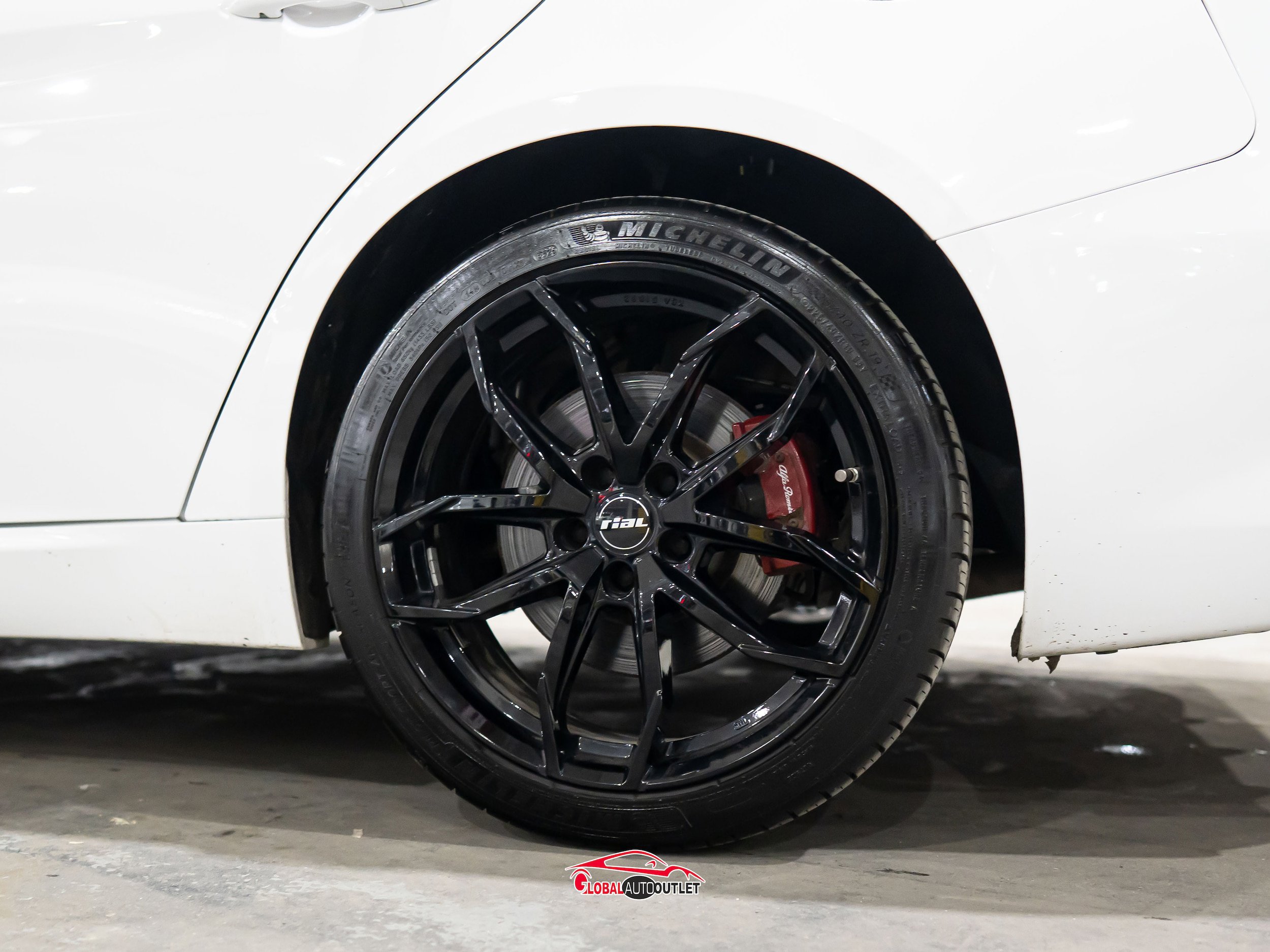 Used 2018 Alfa Romeo Giulia Ti Sport w/ Quick Order Package 22S Sport AWD/4WD image 12