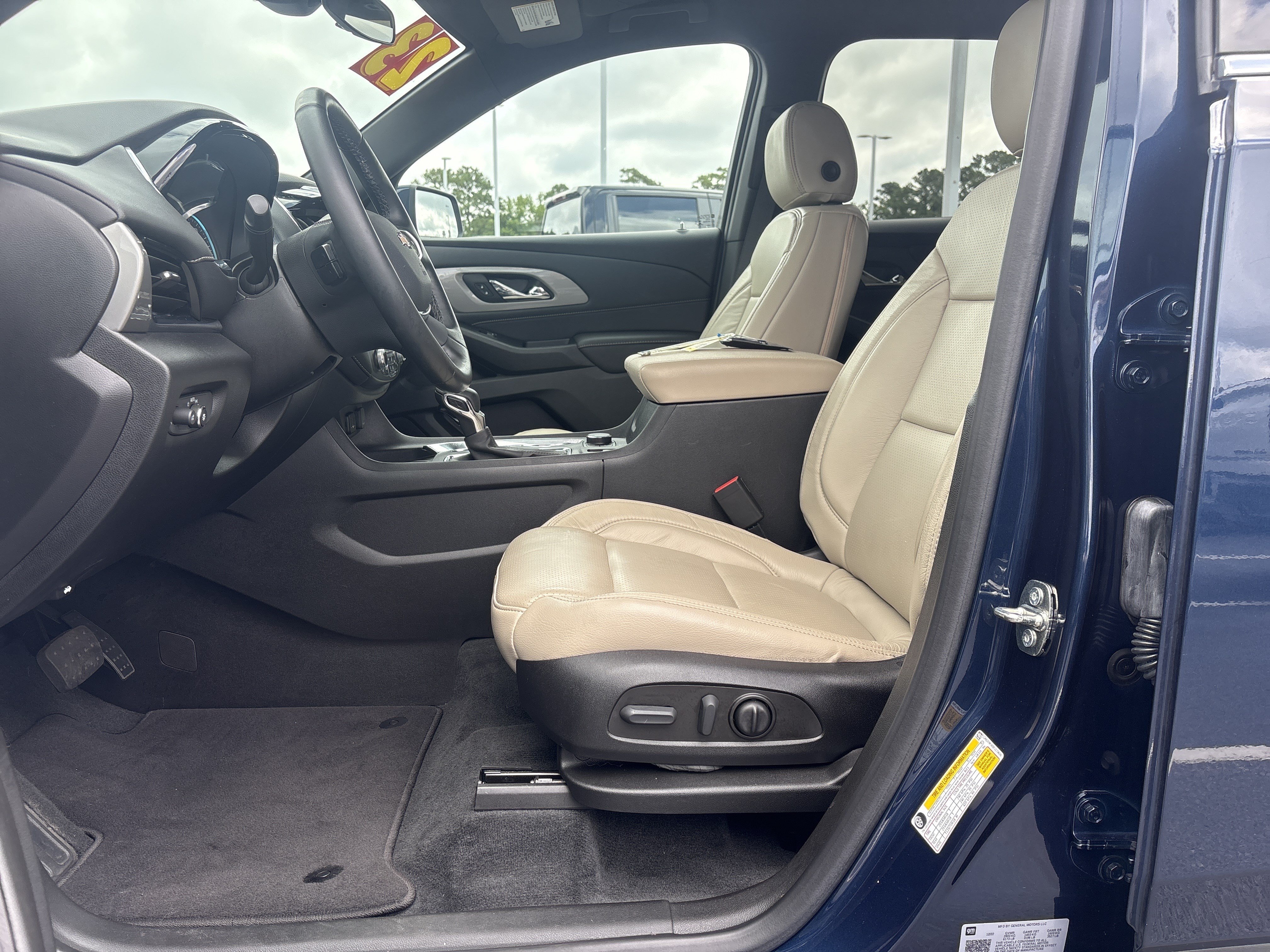 Used 2023 Chevrolet Traverse LT FWD image 16