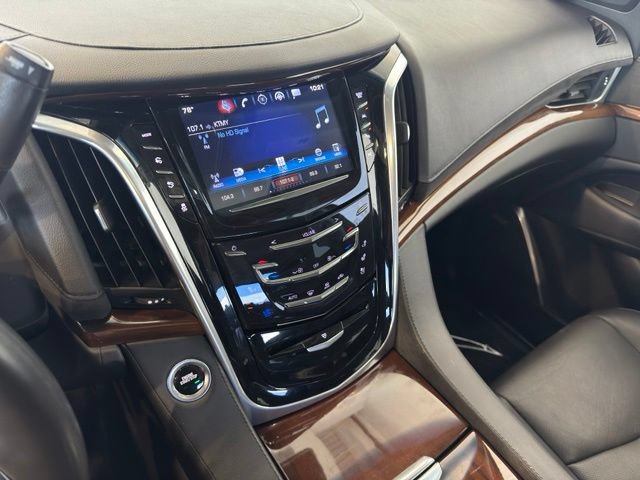 Used 2020 Cadillac Escalade Premium Luxury AWD/4WD image 18