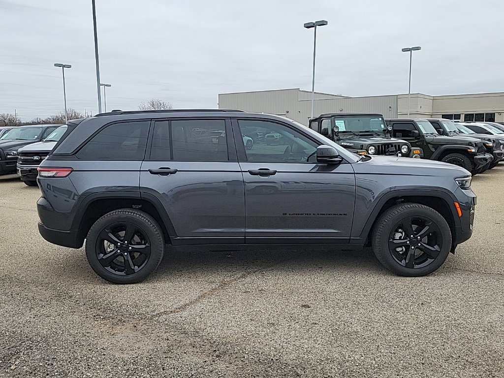 Used 2024 Jeep Grand Cherokee Limited w/ Black Appearance Package image 2