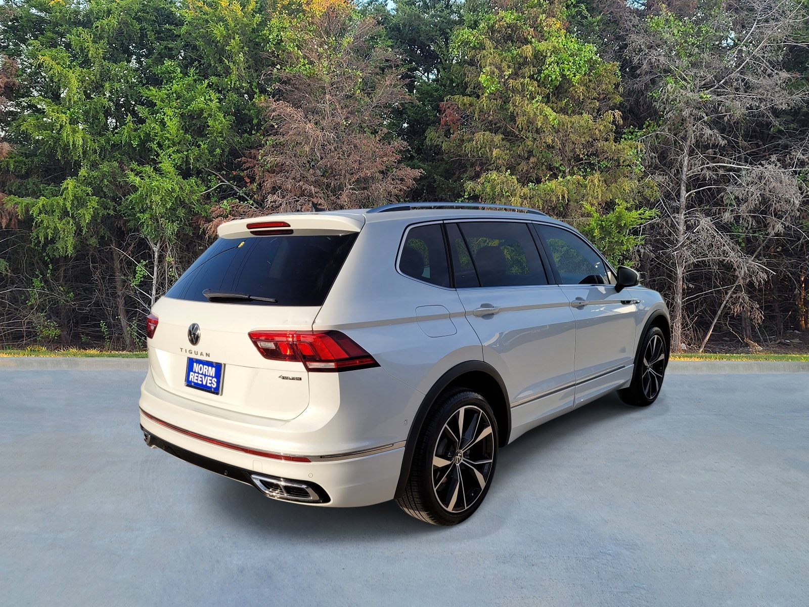 Used 2024 Volkswagen Tiguan SEL R-Line w/ MDO Package, Two-Row AWD/4WD image 17