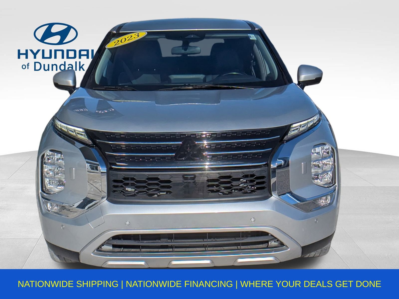 Used 2023 Mitsubishi Outlander SE image 2