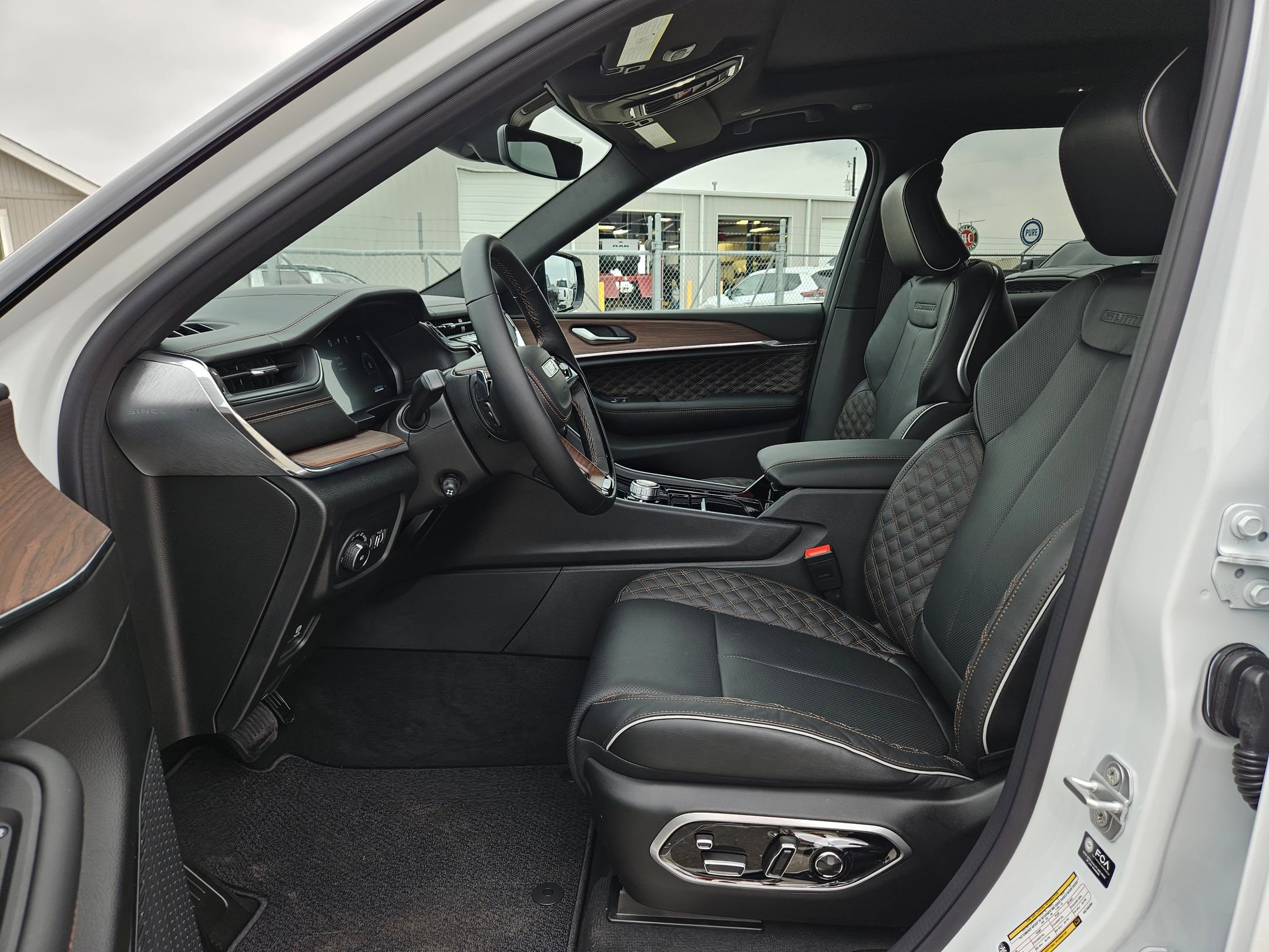 New 2025 Jeep Grand Cherokee L Summit w/ Obsidian Package image 9