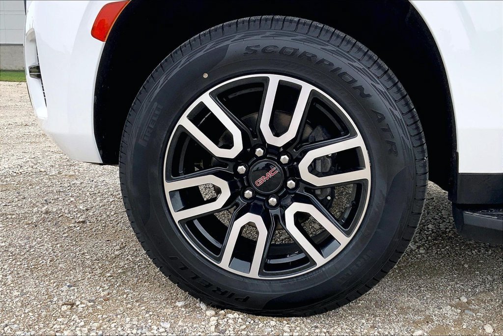 Used 2021 GMC Yukon AT4 w/ Rear Media and Nav Package AWD/4WD image 9