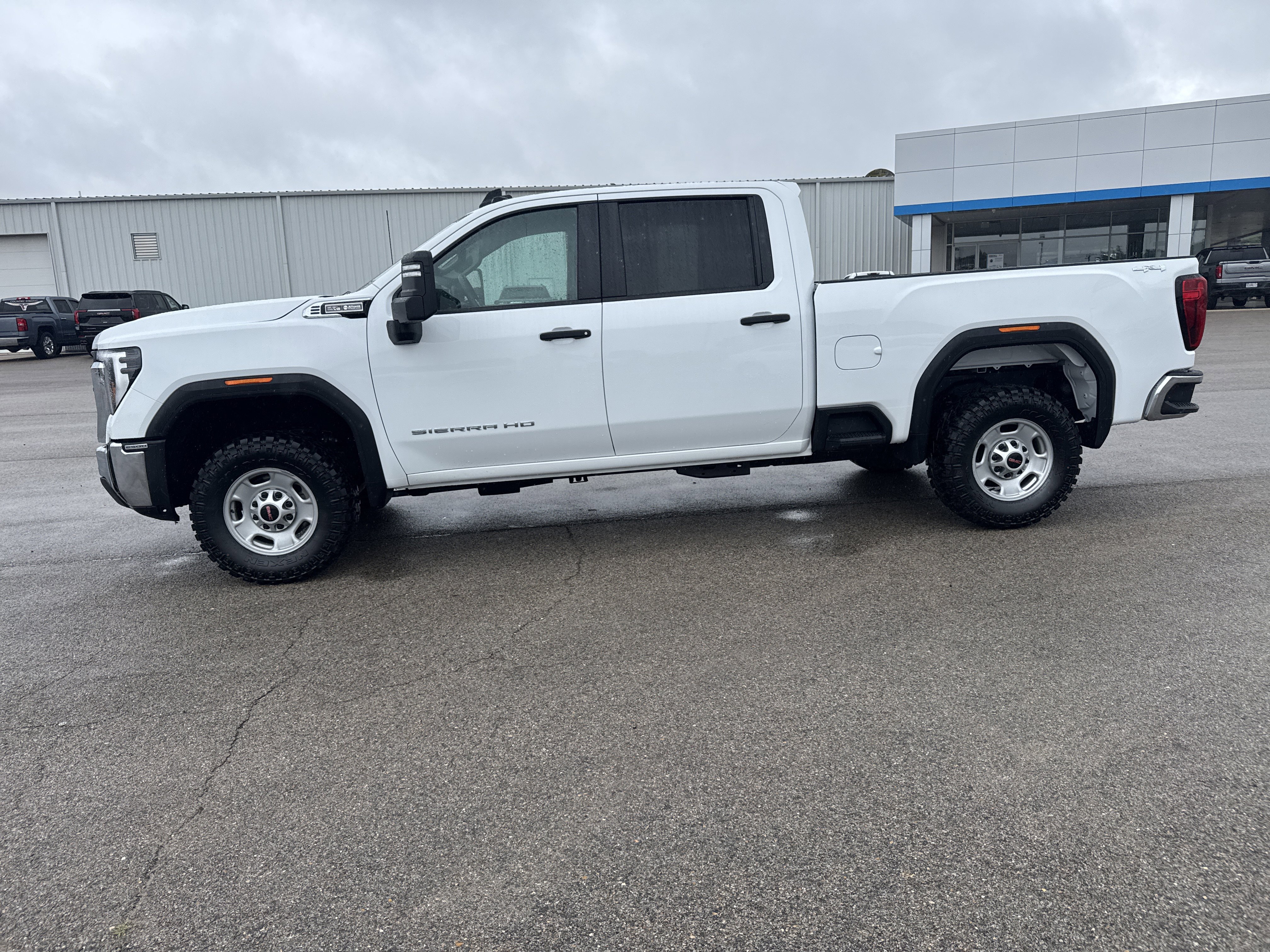 Used 2024 GMC Sierra 2500 Pro AWD/4WD image 2