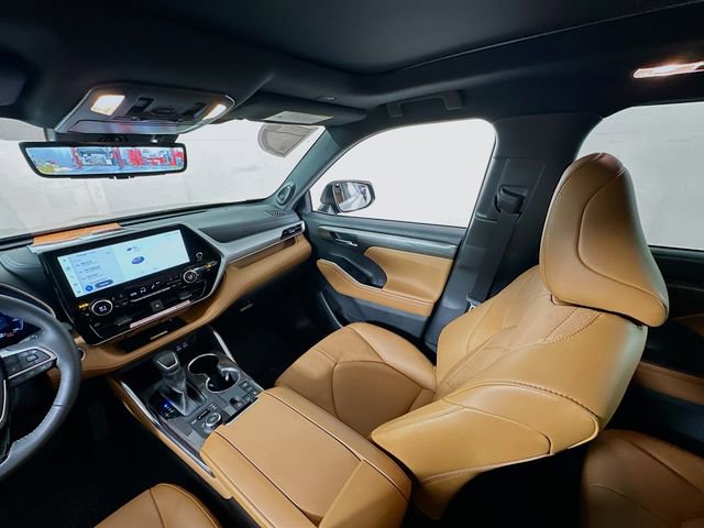 Used 2025 Toyota Highlander Platinum image 30