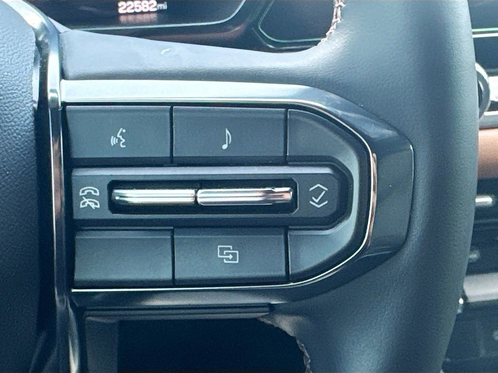 Used 2024 GMC Canyon AT4 w/ Technology Package image 10