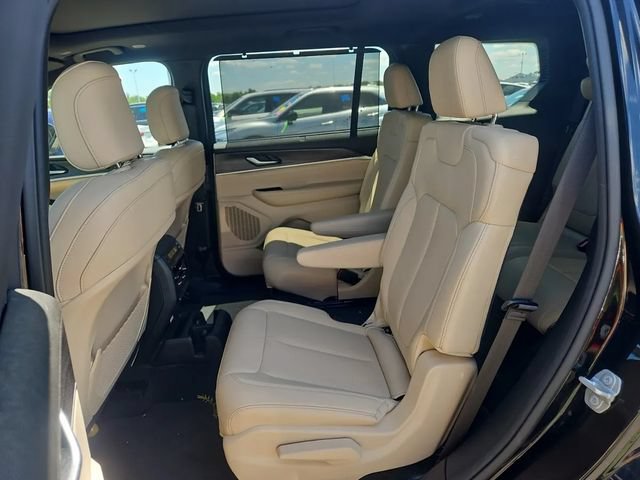 Used 2023 Jeep Grand Cherokee L Limited w/ Luxury Tech Group II AWD/4WD image 8