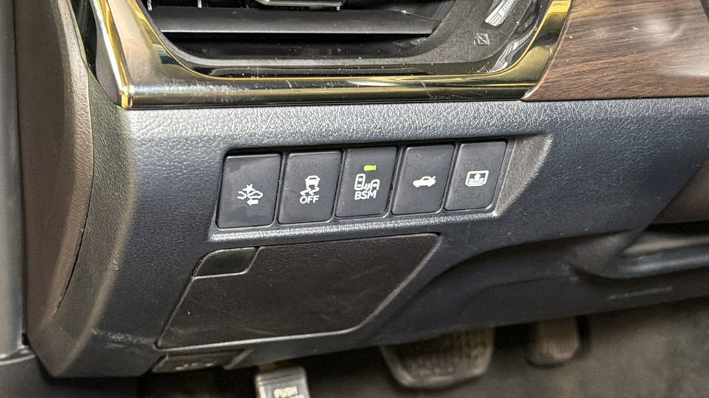 Used 2016 Toyota Avalon Limited image 27