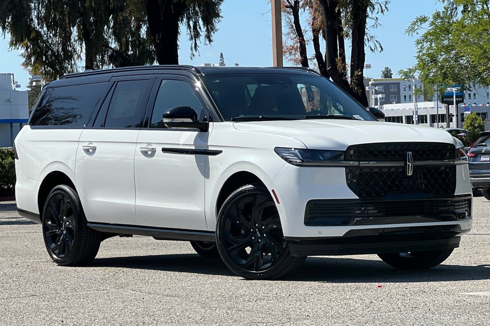 New 2026 Lincoln Navigator L Black Label AWD/4WD image 2