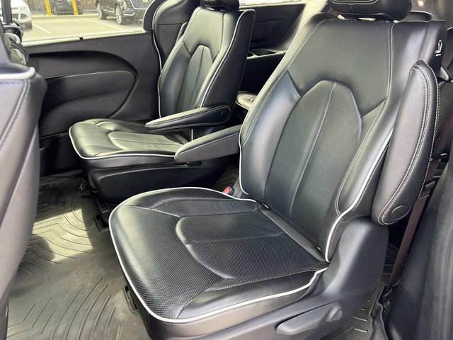 Used 2023 Chrysler Pacifica Limited w/ Uconnect Theater Family Group FWD image 14