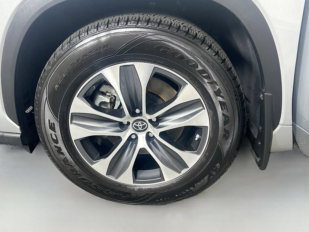 Certified 2024 Toyota Highlander XLE AWD/4WD image 32