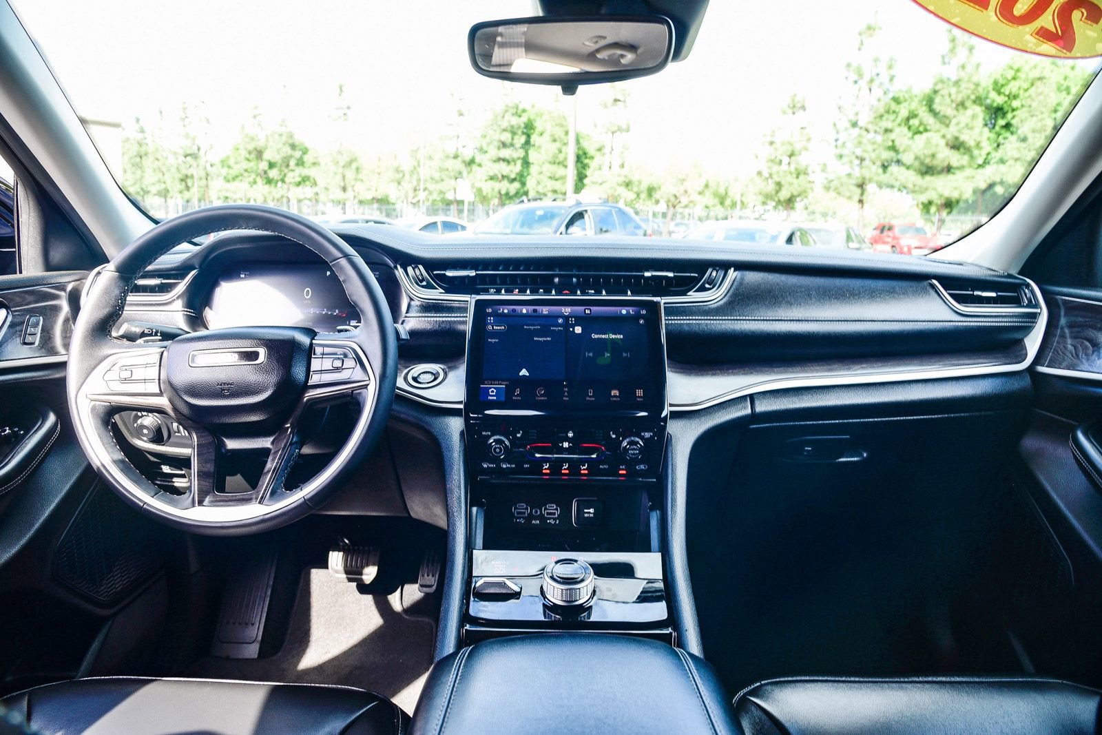 Used 2023 Jeep Grand Cherokee Limited w/ Black Appearance Package image 15