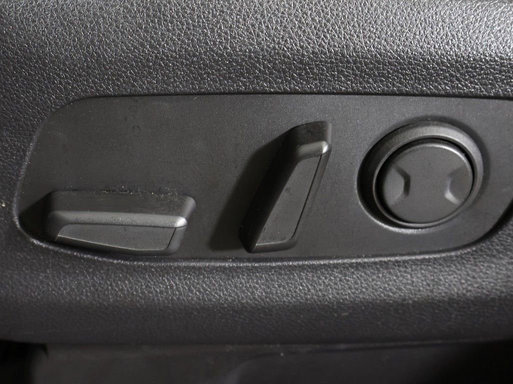 Used 2023 Kia Carnival EX FWD image 31