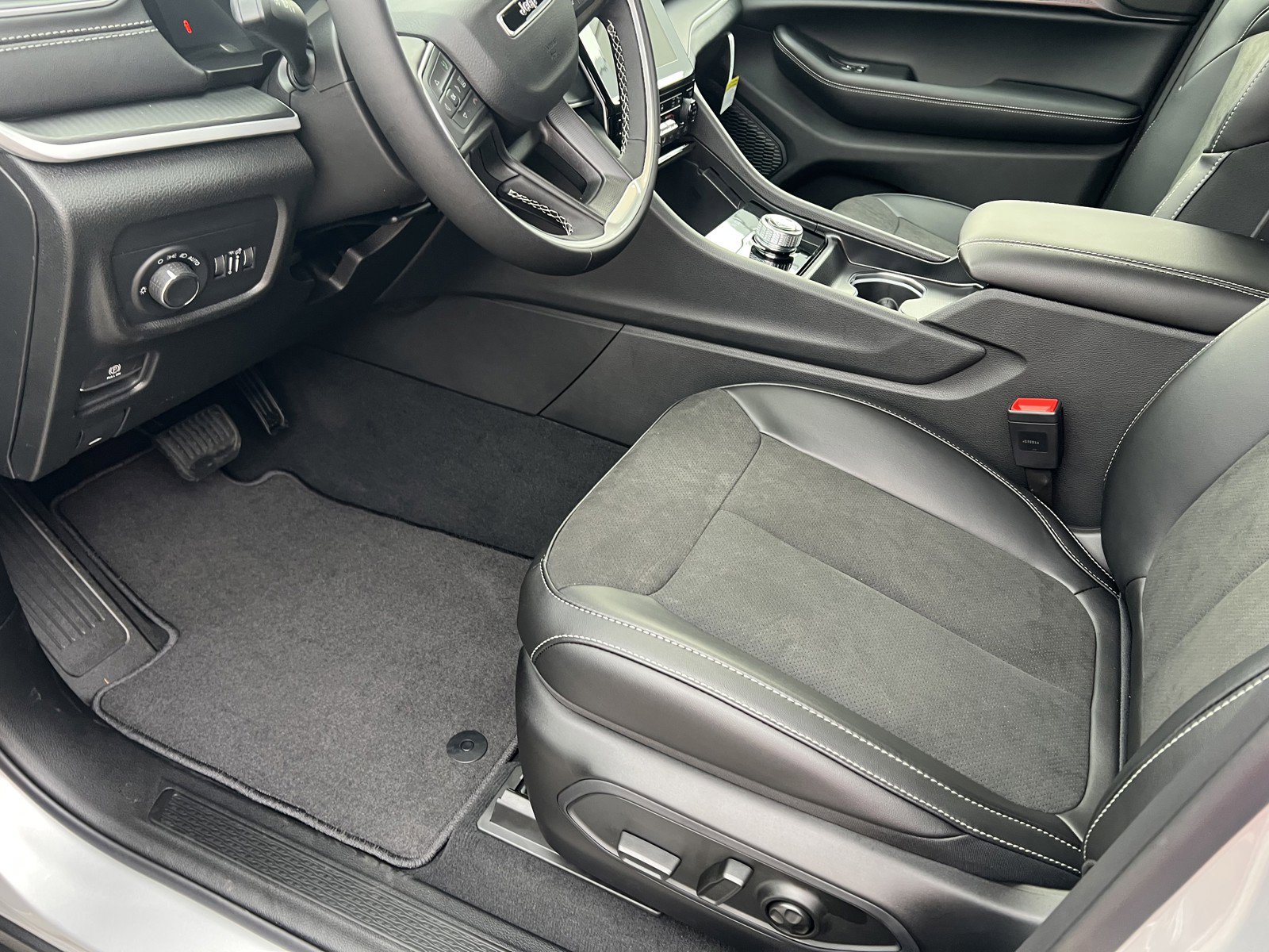 New 2025 Jeep Grand Cherokee L Altitude AWD/4WD image 14