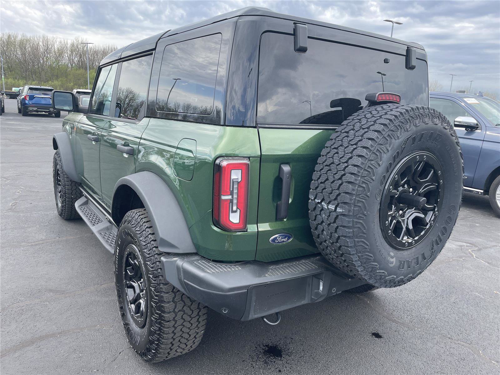 Used 2025 Ford Bronco Badlands image 3