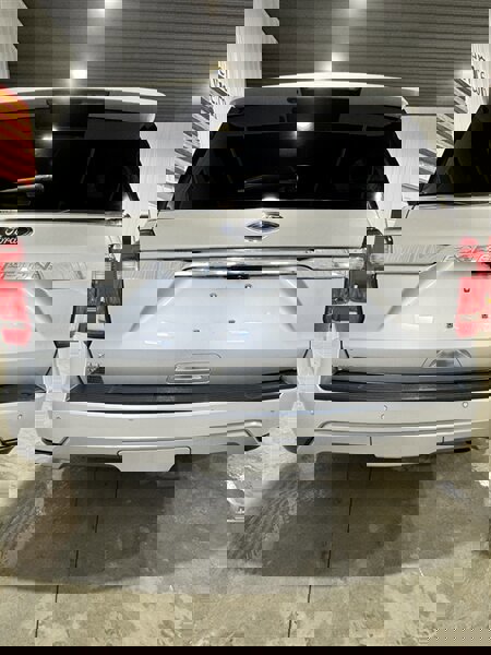 Used 2018 Ford Expedition XLT w/ Equipment Group 202A AWD/4WD image 5