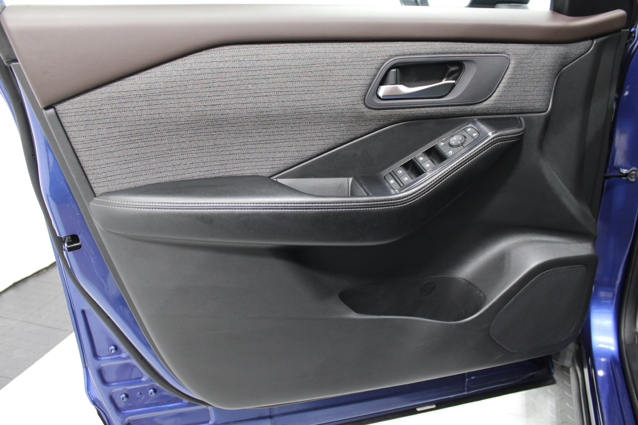 Used 2023 Nissan Rogue SV AWD/4WD image 11