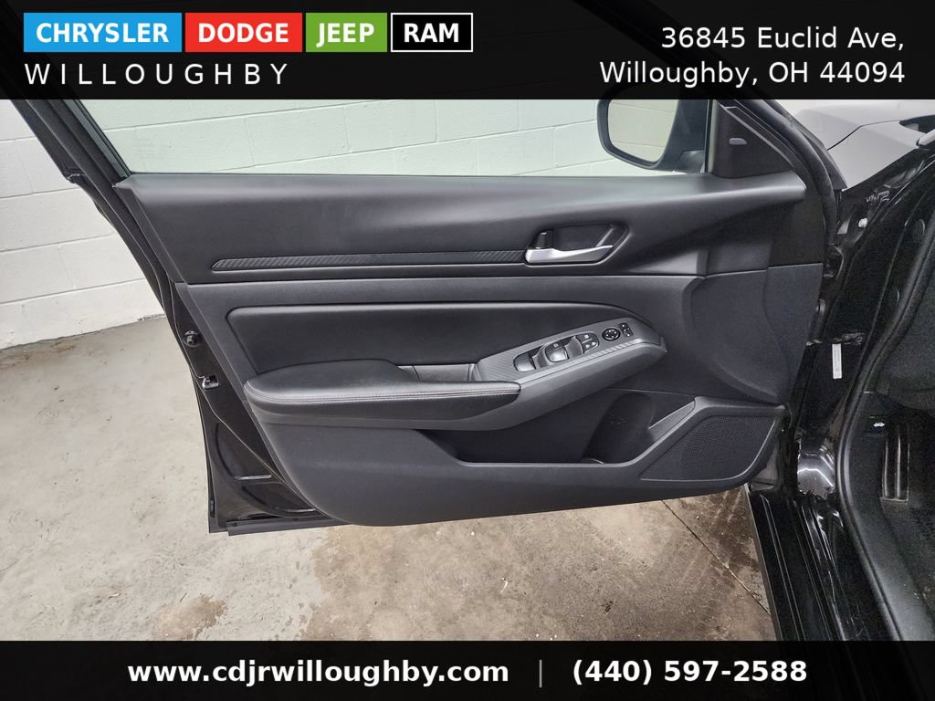 Used 2025 Nissan Altima 2.5 SV AWD/4WD image 11