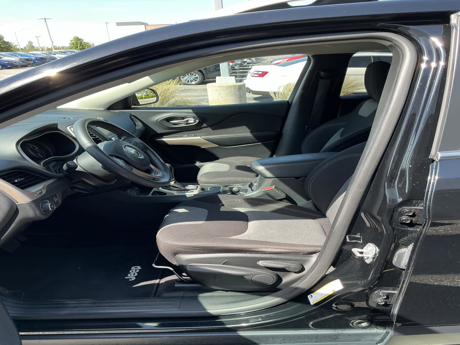 Used 2018 Jeep Cherokee Latitude image 11