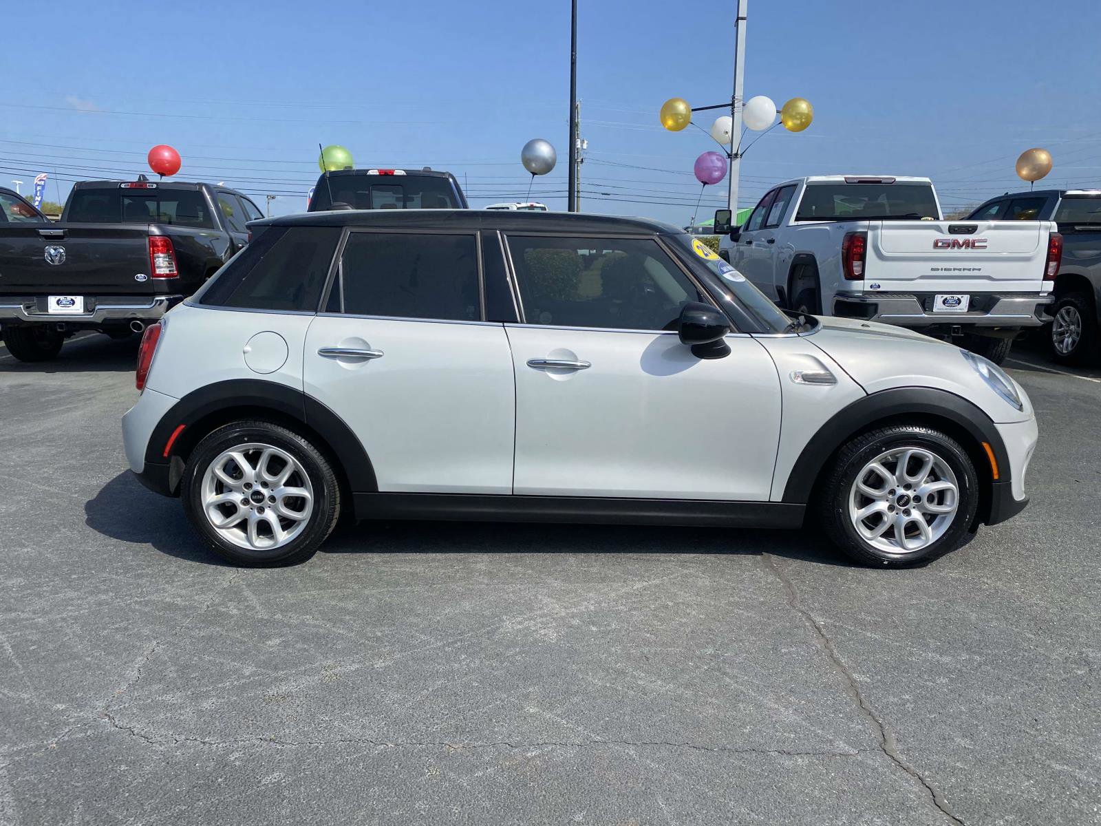 Used 2019 MINI Cooper 4-Door Hardtop w/ Signature Upholstery Package image 8