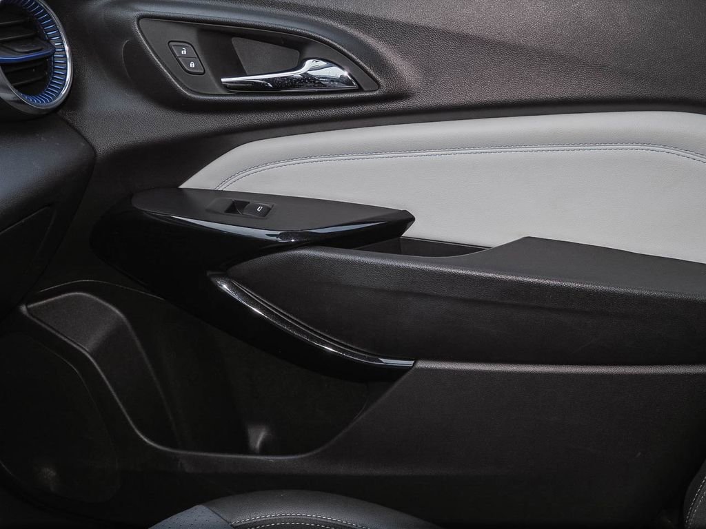 Certified 2025 Chevrolet Trax LT w/ LT Convenience Package image 24