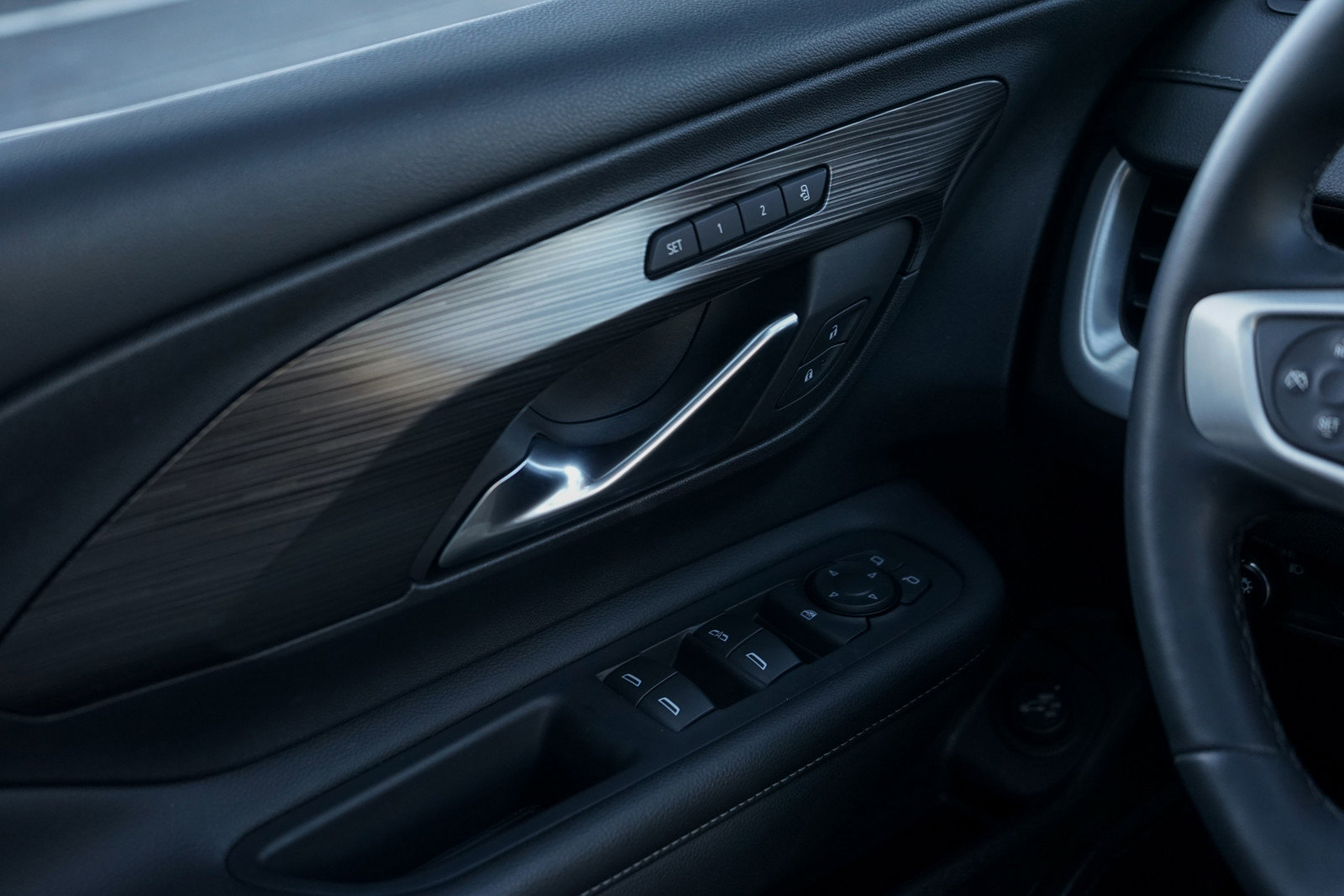 Used 2023 GMC Terrain SLT w/ Infotainment Package II image 25