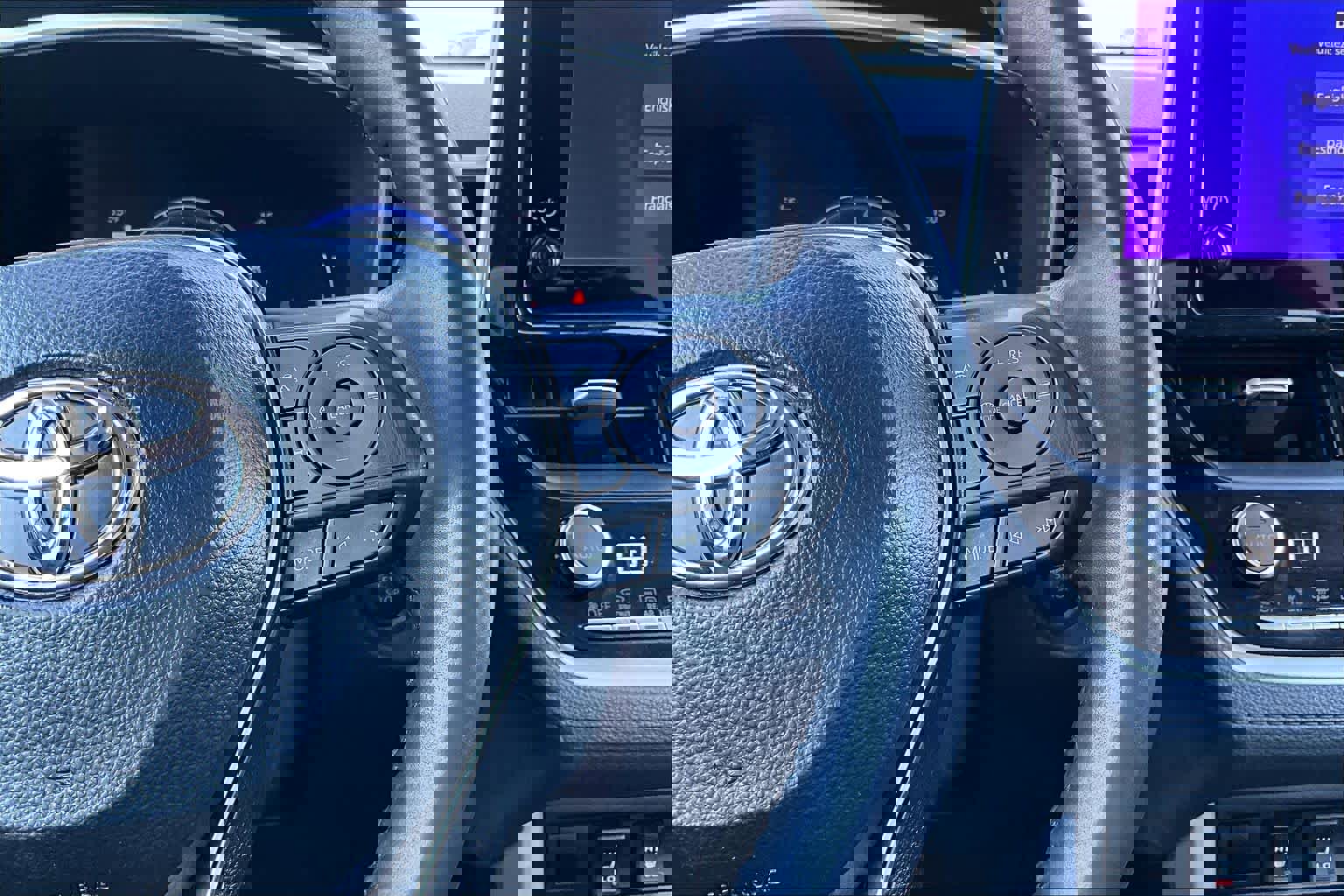 Used 2025 Toyota Corolla Cross XLE w/ Convenience Package image 25