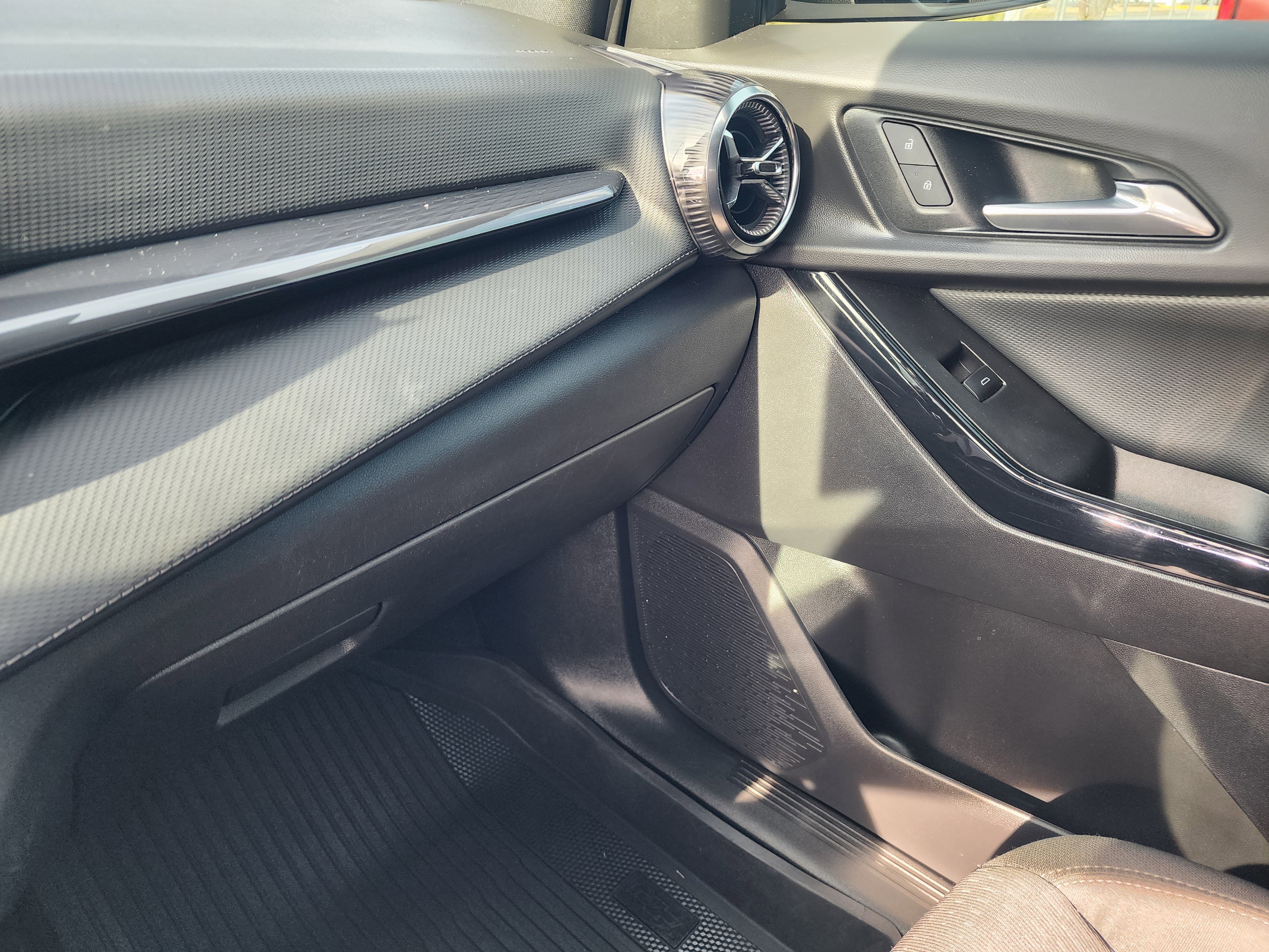 Used 2025 Chevrolet Equinox LT image 36