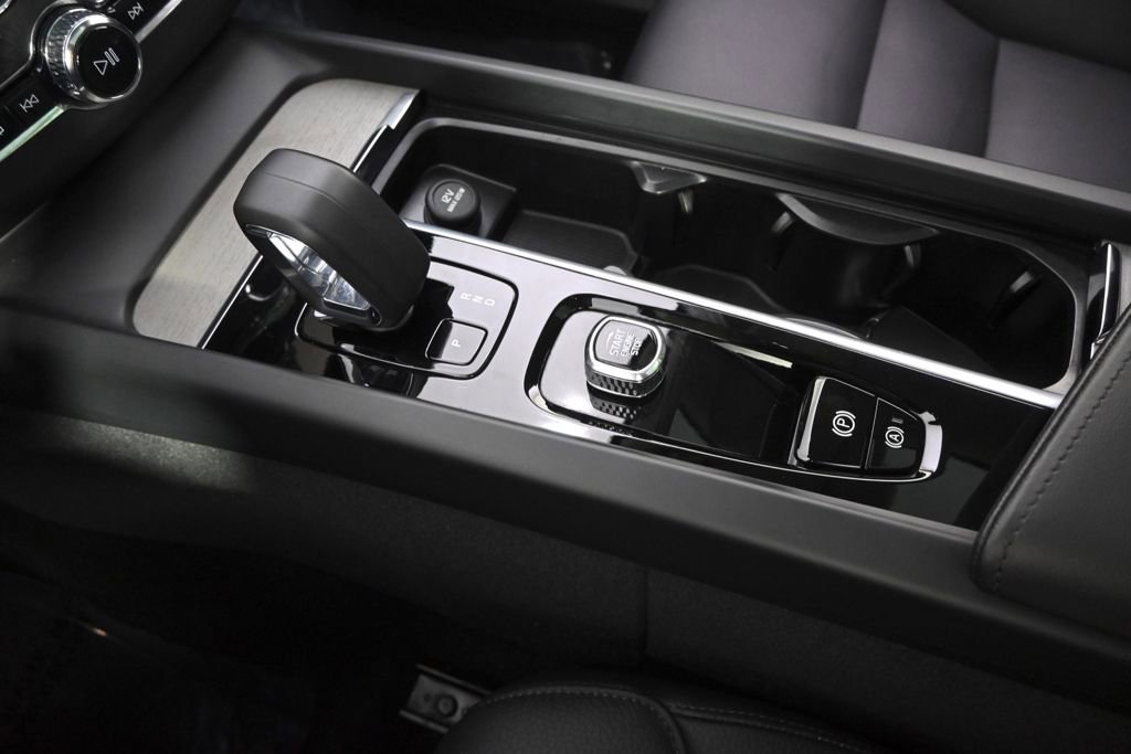 Used 2025 Volvo XC60 B5 Plus image 30