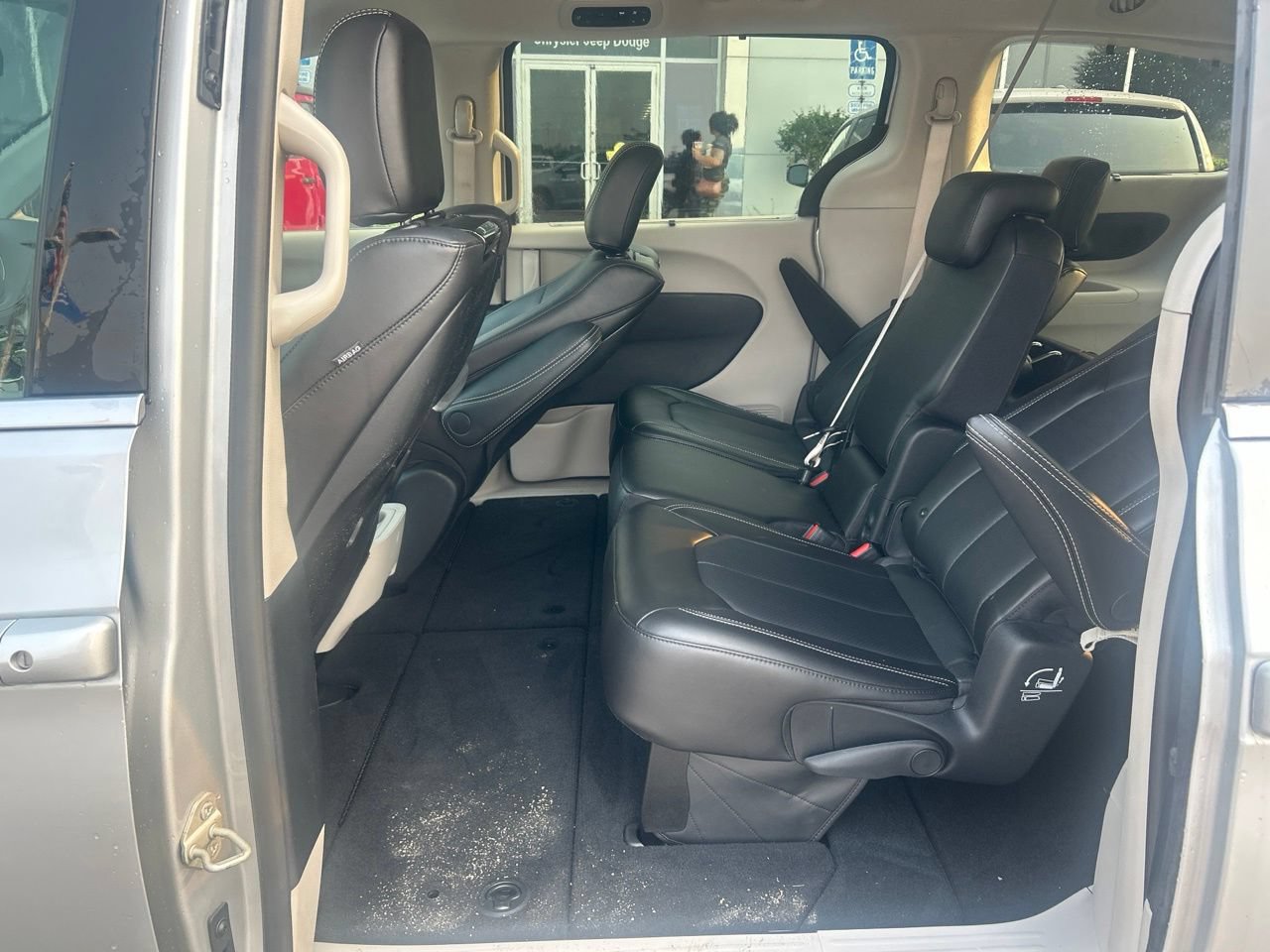 Used 2024 Chrysler Pacifica Touring-L w/ Uconnect Theater Family Group FWD image 12
