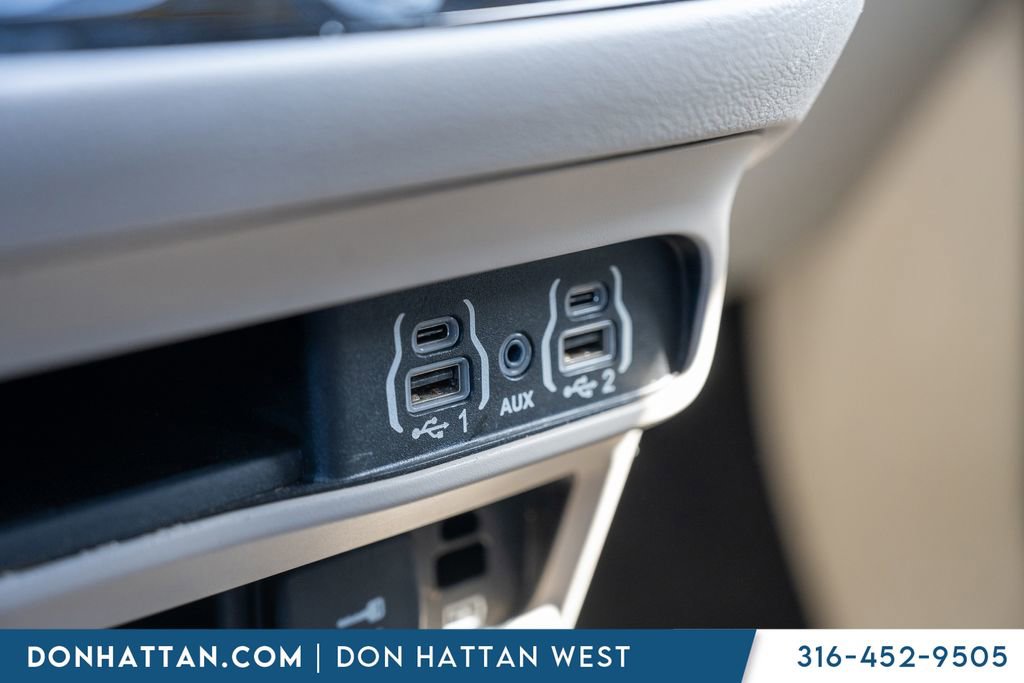 Used 2022 Chrysler Pacifica Touring-L image 11