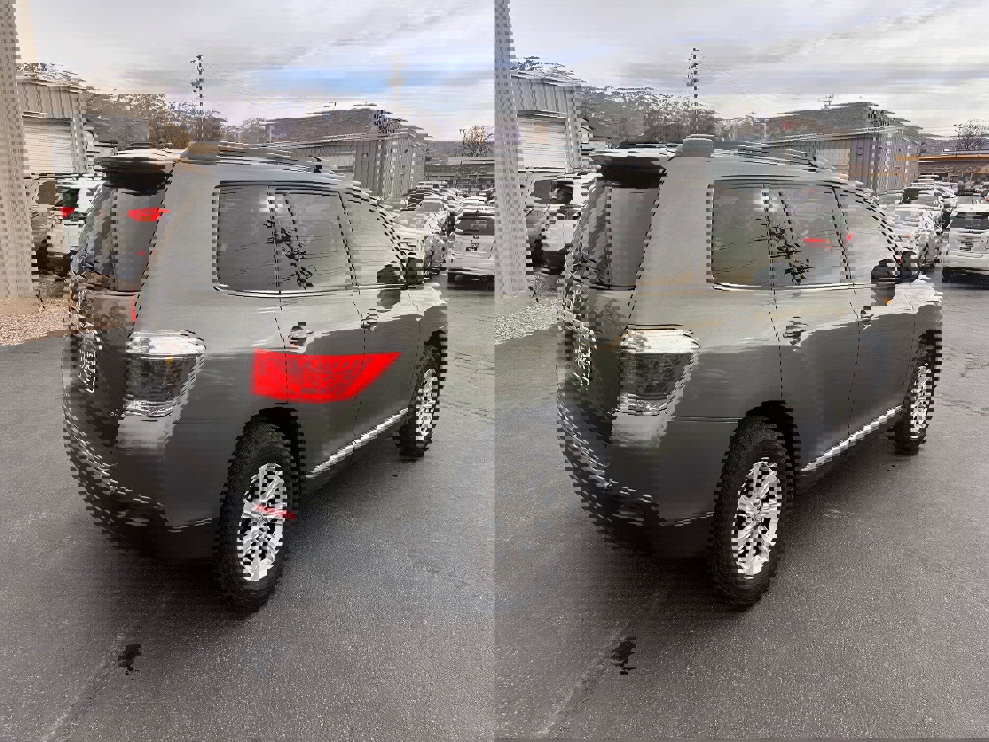 Used 2011 Toyota Highlander SE w/ Tow Pkg AWD/4WD image 3