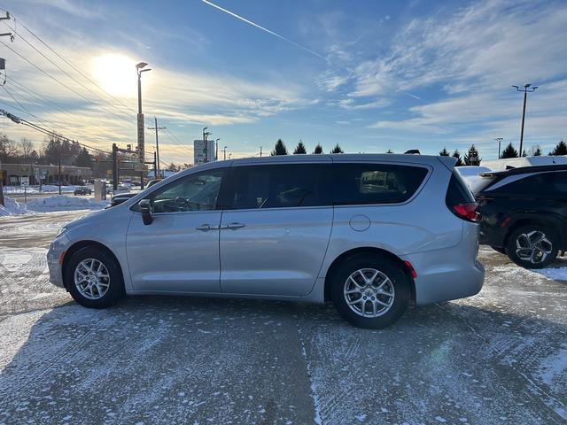 Certified 2024 Chrysler Pacifica Touring-L image 6