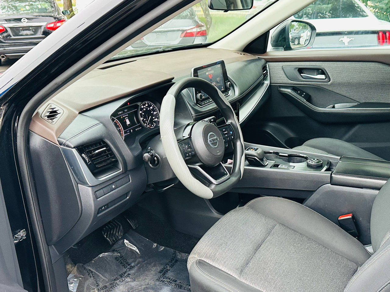 Used 2021 Nissan Rogue SV image 11