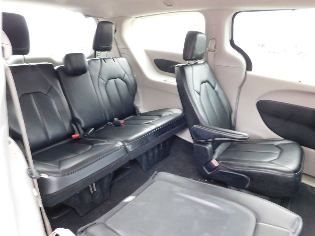 Used 2024 Chrysler Pacifica Touring-L image 5