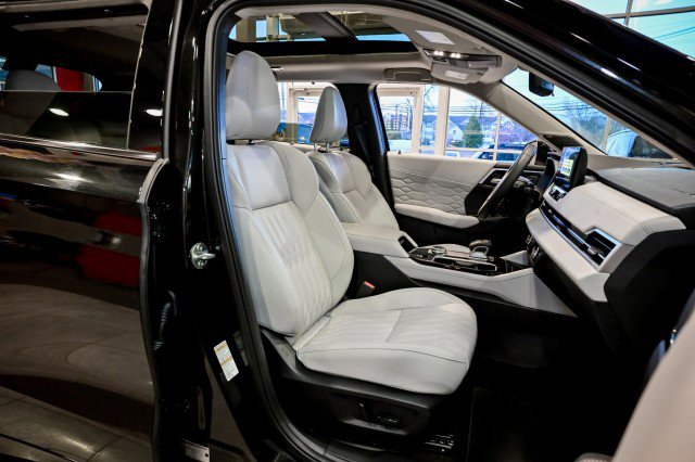 Used 2025 Mitsubishi Outlander AWD image 27