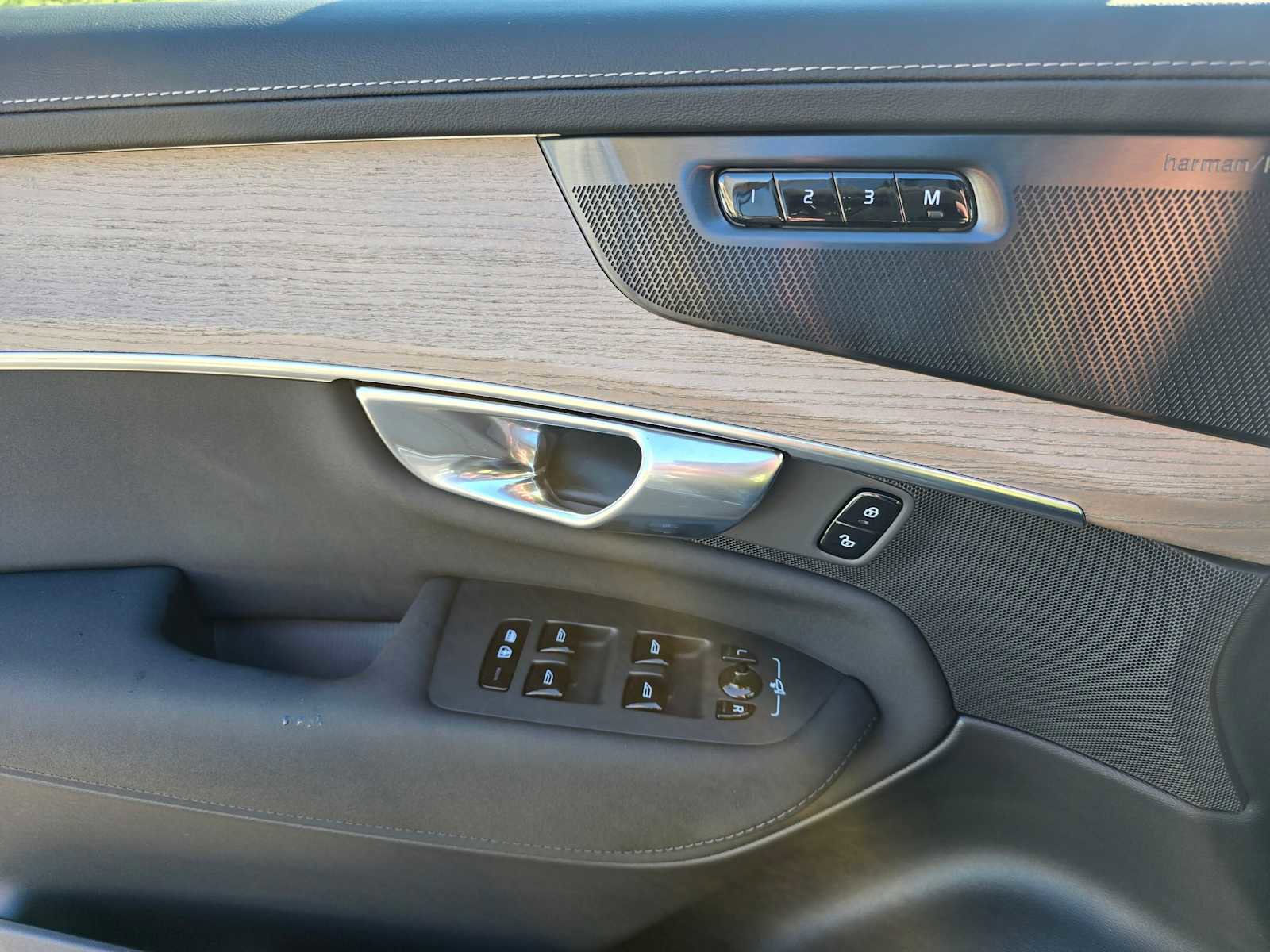 New 2026 Volvo XC90 T8 Plus w/ Protection Package Premier image 32