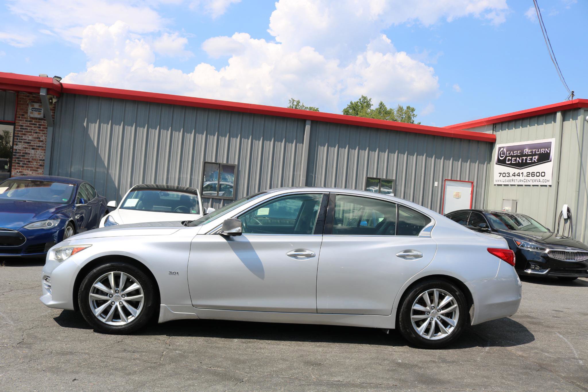 Used 2017 INFINITI Q50 3.0t Premium w/ Driver Assistance Package image 4
